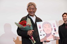 プレゼントを持つ小林薫