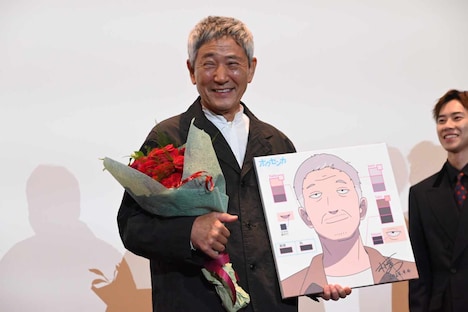 プレゼントを持つ小林薫