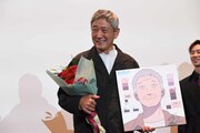 花束とイラストで74歳の誕生日を祝われる小林薫。