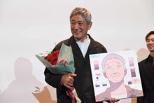 花束とイラストで74歳の誕生日を祝われる小林薫。
