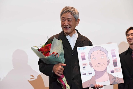 花束とイラストで74歳の誕生日を祝われる小林薫。