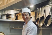 ドラマ「ワカコ酒 Season9」より、津田寛治演じるこもり亭の大将 (c)新久千映／コアミックス (c)2025「ワカコ酒9」製作委員会