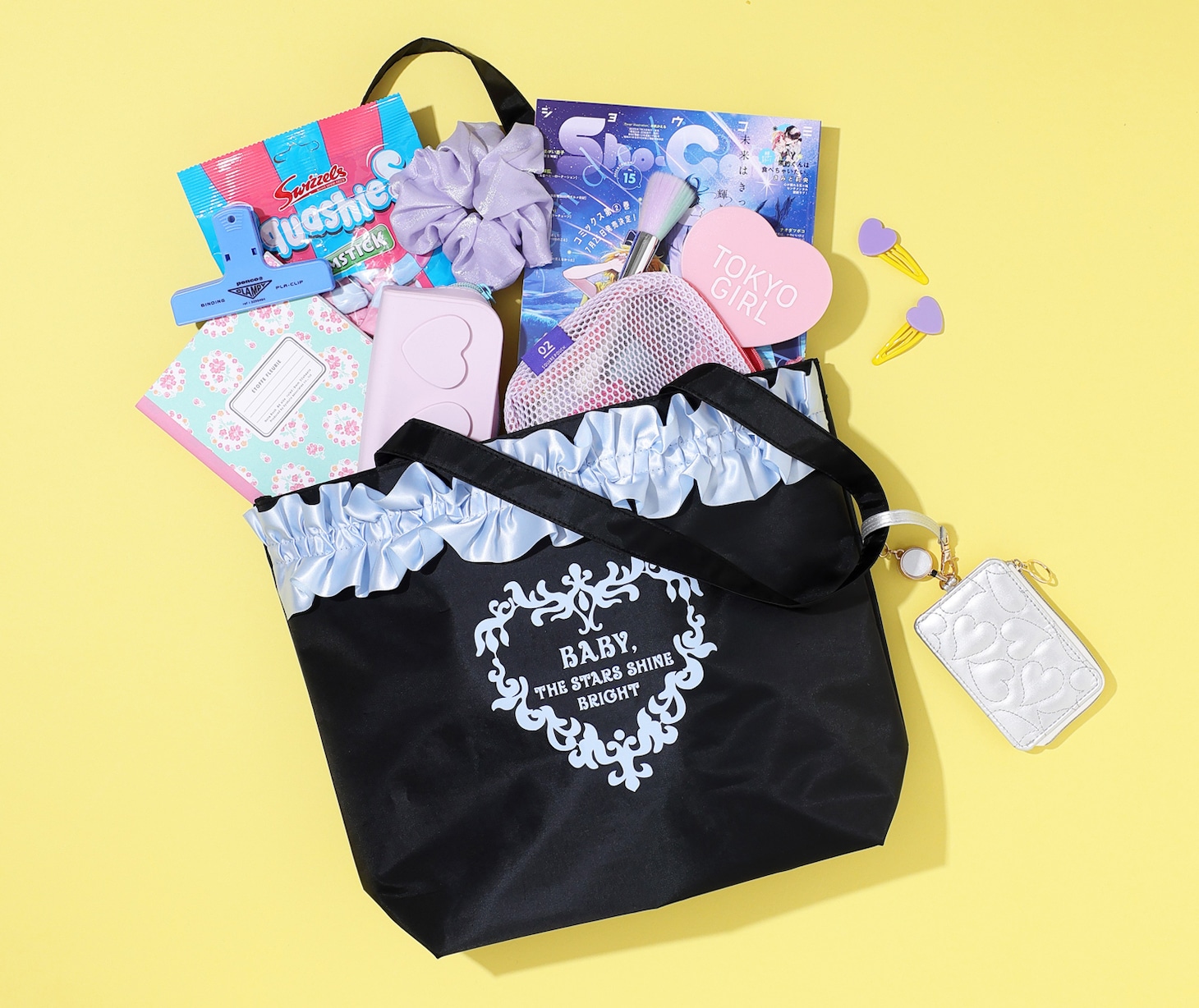 BABY, THE STARS SHINE BRIGHTとのコラボによる「サテンフリルビッグトートバッグ」の使用イメージ