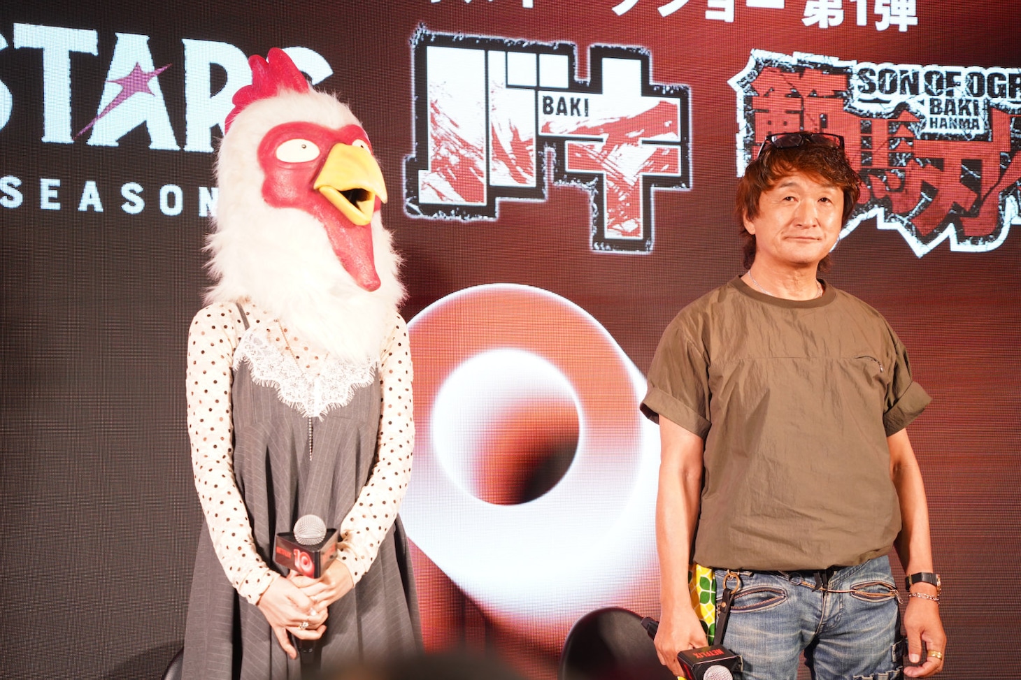 トークショーに登壇した板垣巴留（左）と板垣恵介（右）
