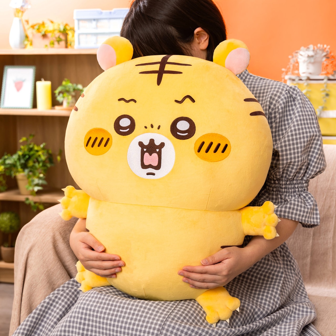 ちいかわ」のナガノが描く虎、全長約60cmの特大ぬいぐるみになる