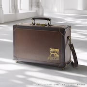 フリーレン愛用のトランクがショルダーバッグに、ミミックに食べられる姿を箔押し