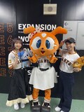 シスタージャビットを囲む田中美海(左)と三石琴乃(右)