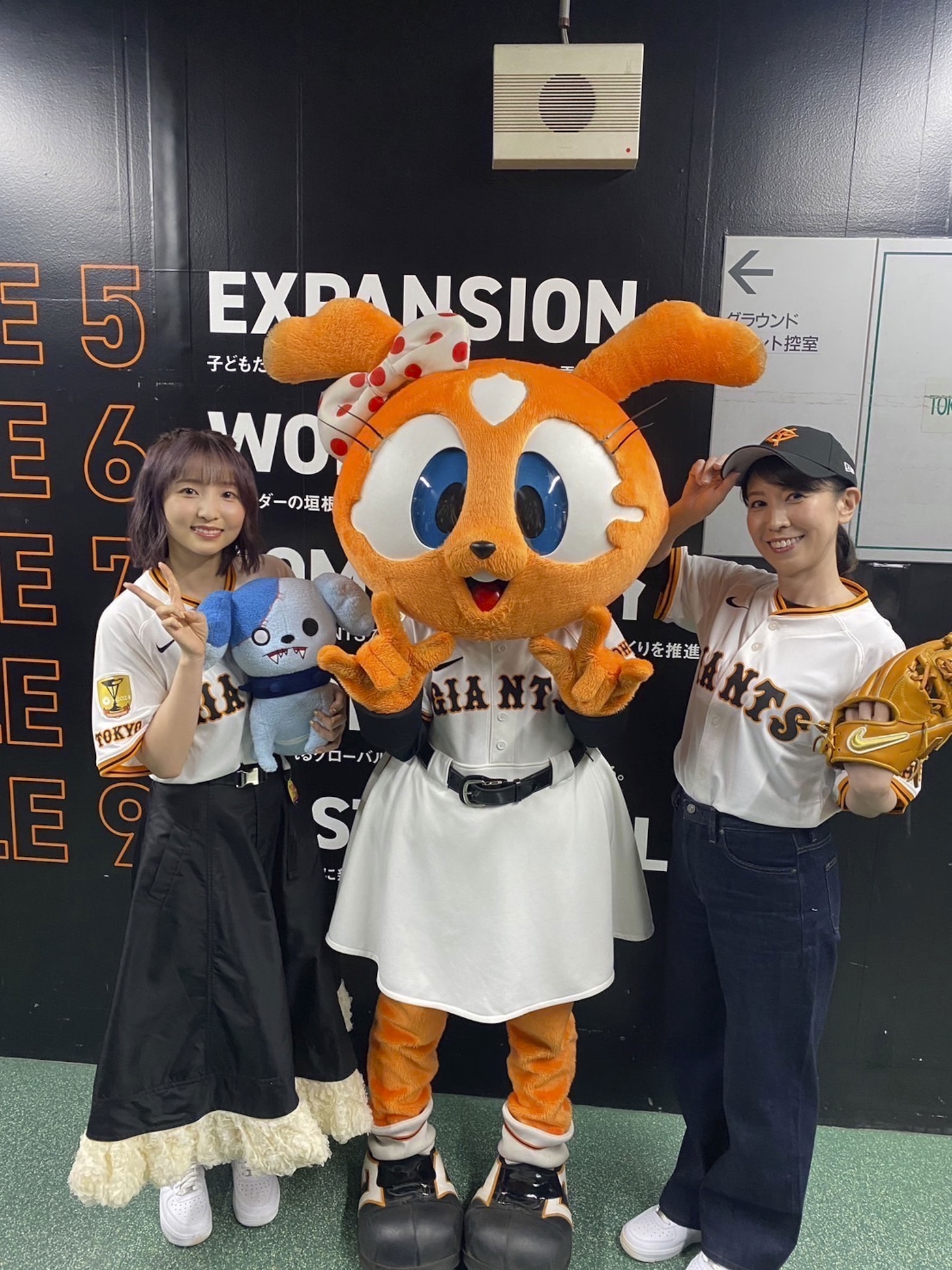 シスタージャビットを囲む田中美海（左）と三石琴乃（右）