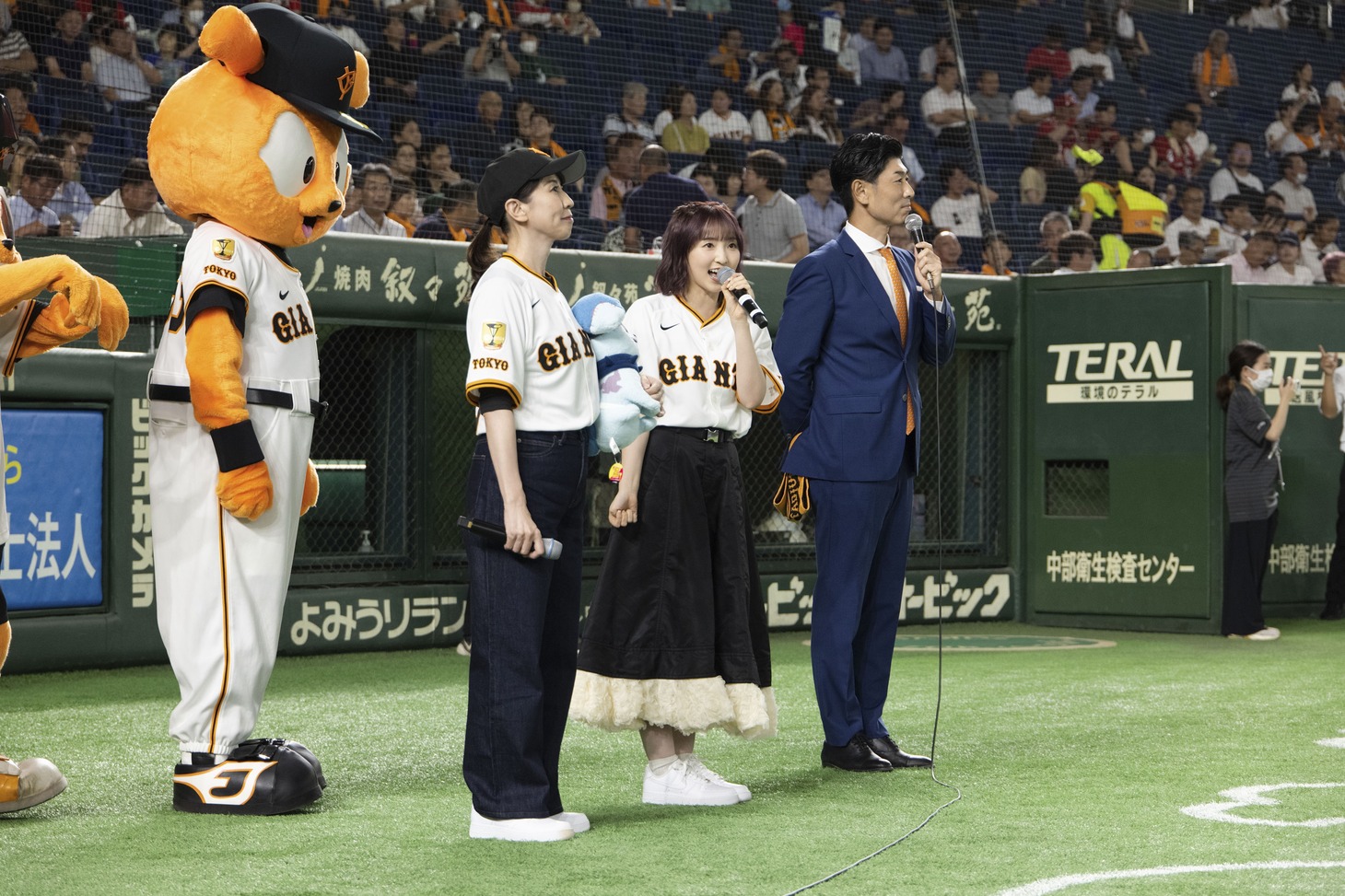 球場に立つ三石琴乃（中央左）と田中美海（中央右）