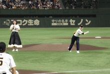 投球を行う三石琴乃