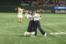 球場に立つ田中美海（左）と三石琴乃（右）