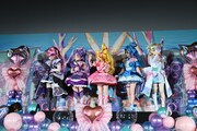 フォトセッションの準備中もファンサを忘れないキュアアイドルたち