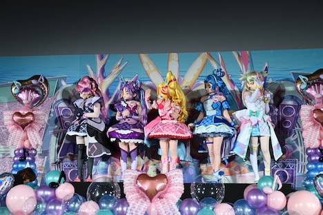 フォトセッションの準備中もファンサを忘れないキュアアイドルたち