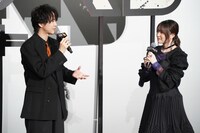 左からデンジ役の戸谷菊之介、レゼ役の上田麗奈