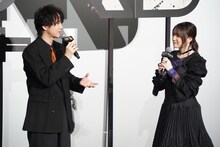 左からデンジ役の戸谷菊之介、レゼ役の上田麗奈