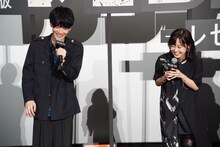 左から早川アキ役の坂田将吾、マキマ役の楠木ともり