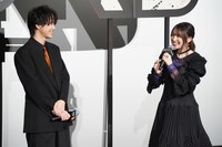 左からデンジ役の戸谷菊之介、レゼ役の上田麗奈