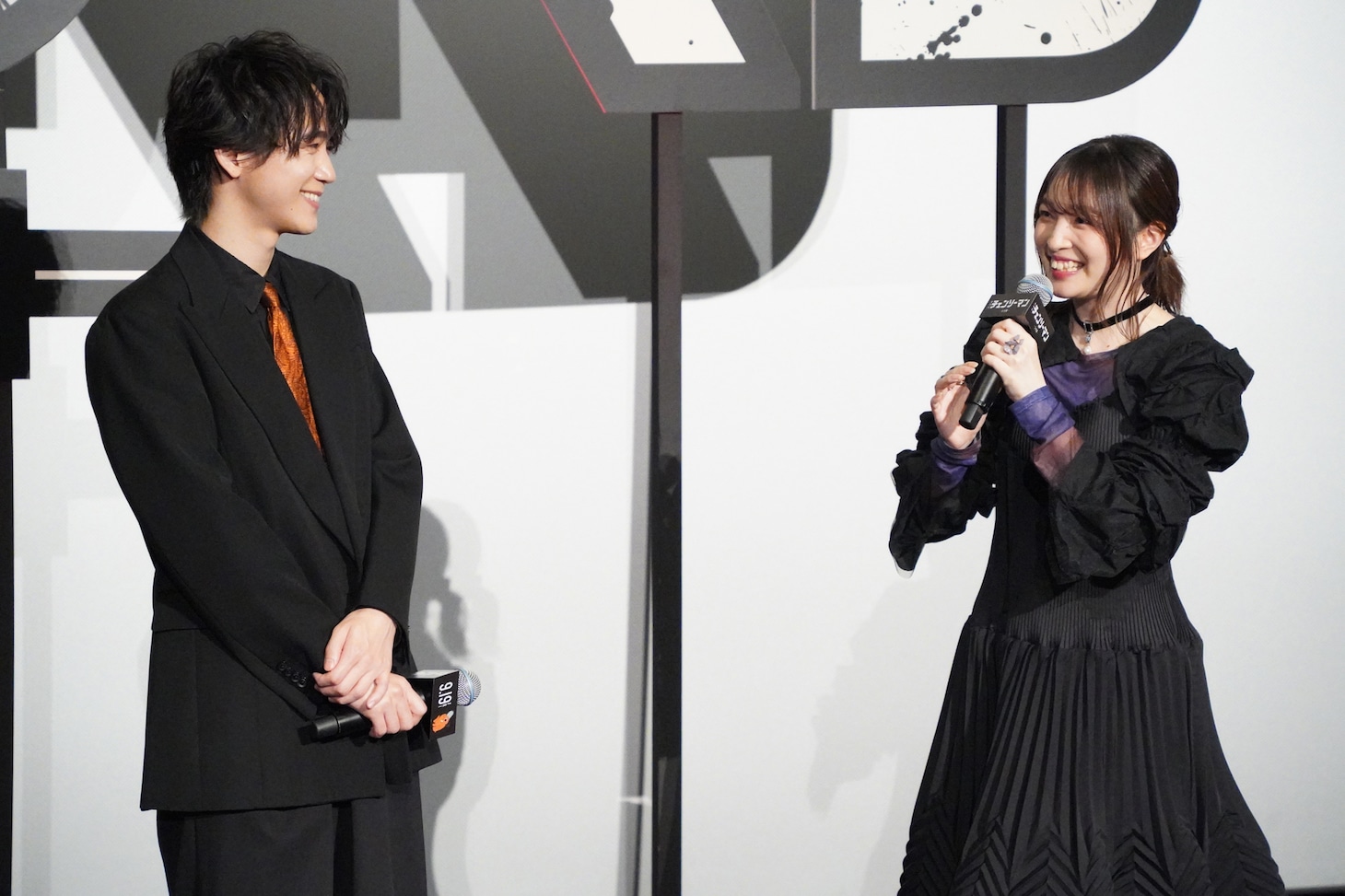 左からデンジ役の戸谷菊之介、レゼ役の上田麗奈