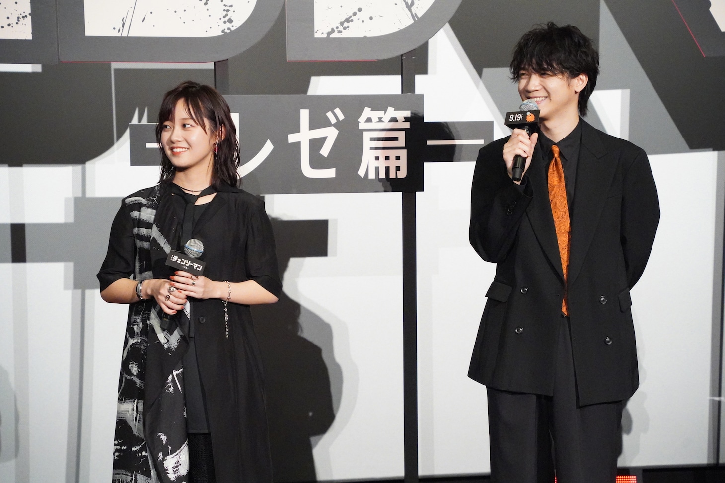 左からマキマ役の楠木ともり、デンジ役の戸谷菊之介