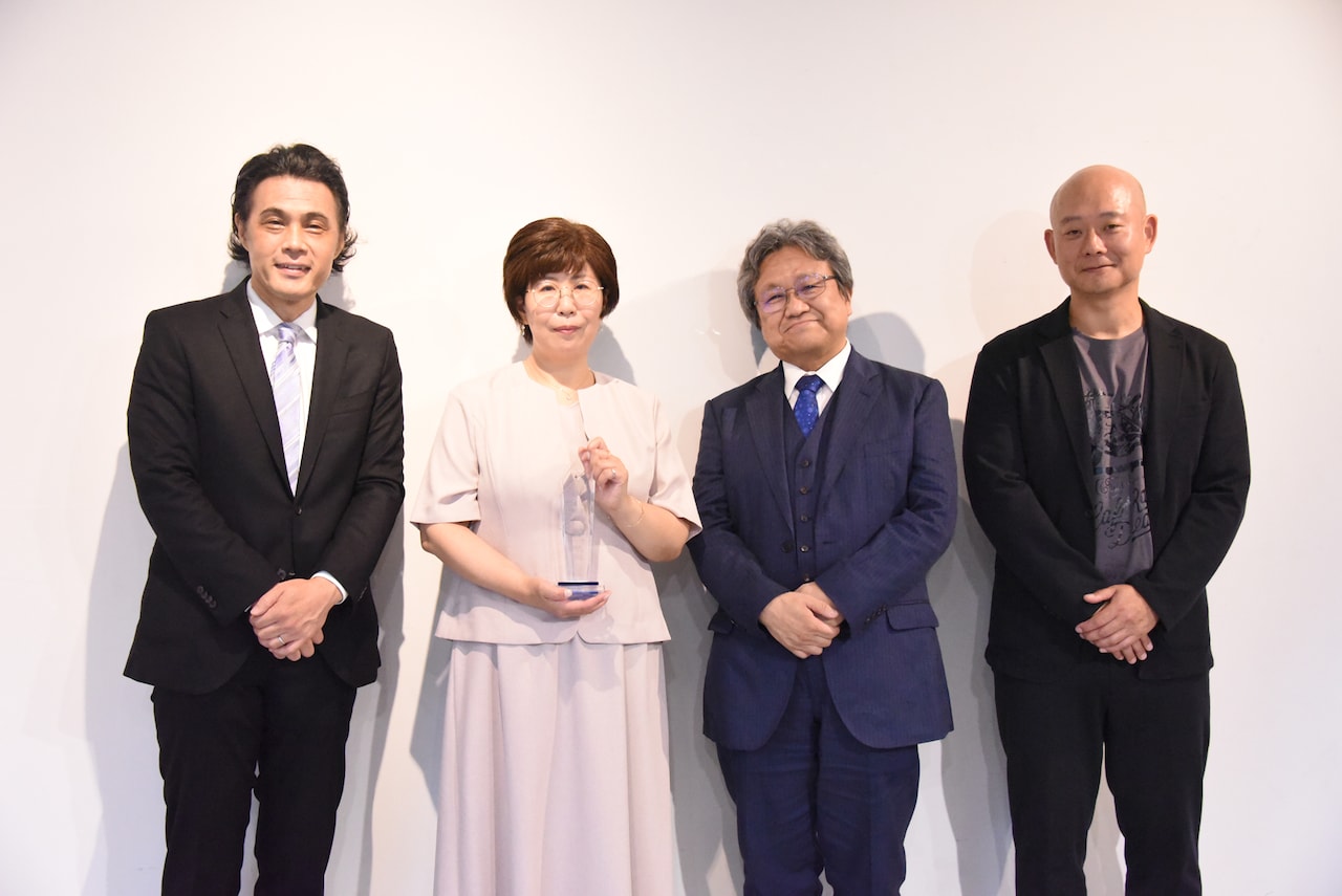 左から三木一馬氏、大賞受賞者のぷり、佐藤順一総監督、山本幸治氏