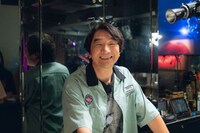 池田鉄洋演じるバーのオーナー (c)「死ぬまでバズってろ！！」製作委員会・MBS