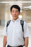 野間口徹演じる苑田 (c)「死ぬまでバズってろ！！」製作委員会・MBS