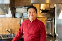 吉田ウーロン太演じる パスタ屋の店長(c)「死ぬまでバズってろ！！」製作委員会・MBS