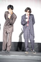 舞台下にあるモニターを眺める松坂桃李と染谷将太