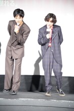 舞台下にあるモニターを眺める松坂桃李と染谷将太