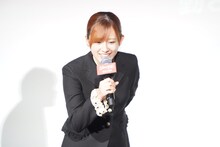 舞台下にあるモニターを眺める高橋李依