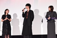 左から楠木ともり、戸谷菊之介、上田麗奈