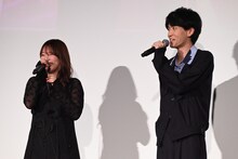 左から内田真礼、坂田将吾