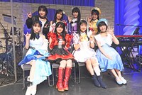 上段左からSAKURAKO役の竹内夢、高木凛役の鷲見友美ジェナ、HiREN役の花耶、萩原ひまわり役の倉知玲鳳。下段左から水月ひかり役の礒部花凜、桜木舞華役の鈴木杏奈、夢咲いぶき役の山﨑玲奈、真白清美役の其原有沙