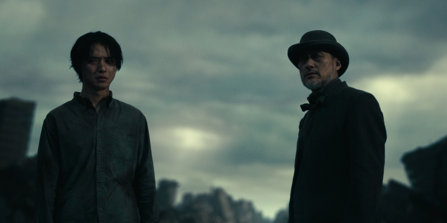 Netflixシリーズ「今際の国のアリス」シーズン3より、山﨑賢人演じるアリス（左）と、渡辺謙演じる老紳士（右）