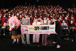 「SPY×FAMILY」江口拓也らがロイドの過去に思いを馳せる　点灯式ではカウントダウン
