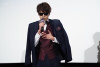 巽幸太郎に扮して、咳払いをする宮野真守