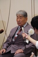 囲み取材に対応する毒蝮三太夫