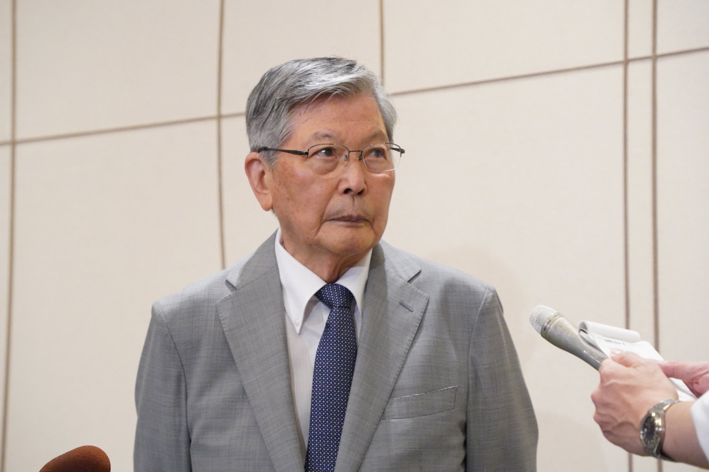 囲み取材に対応する羽佐間道夫