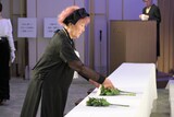 献花を置く野村道子