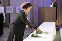 献花を置く野村道子