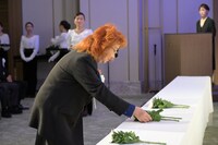 献花を置く野沢雅子