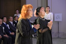 手を合わせる野村道子、野沢雅子