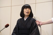 囲み取材に対応する水田わさび