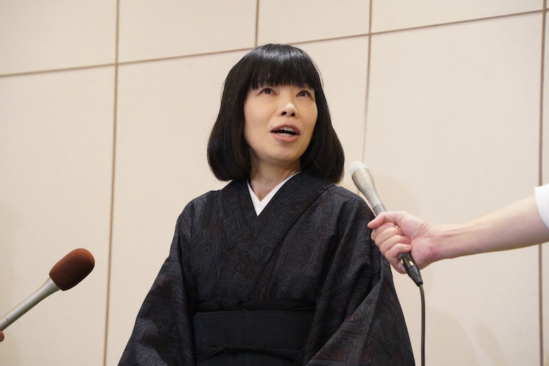 囲み取材に対応する水田わさび