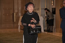 会場入りする野村道子