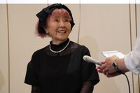 囲み取材に対応する野村道子