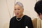 囲み取材に対応する清水マリ