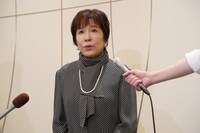 囲み取材に対応する十朱幸代