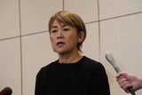 囲み取材に対応する 山田邦子
