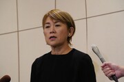 囲み取材に対応する 山田邦子